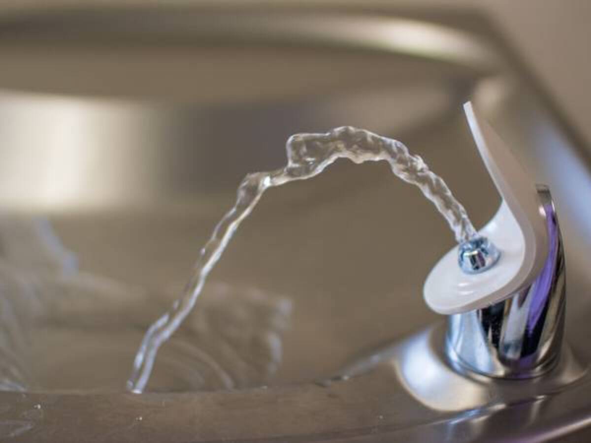 Beber agua uno de los consejos para tener una piel más suave