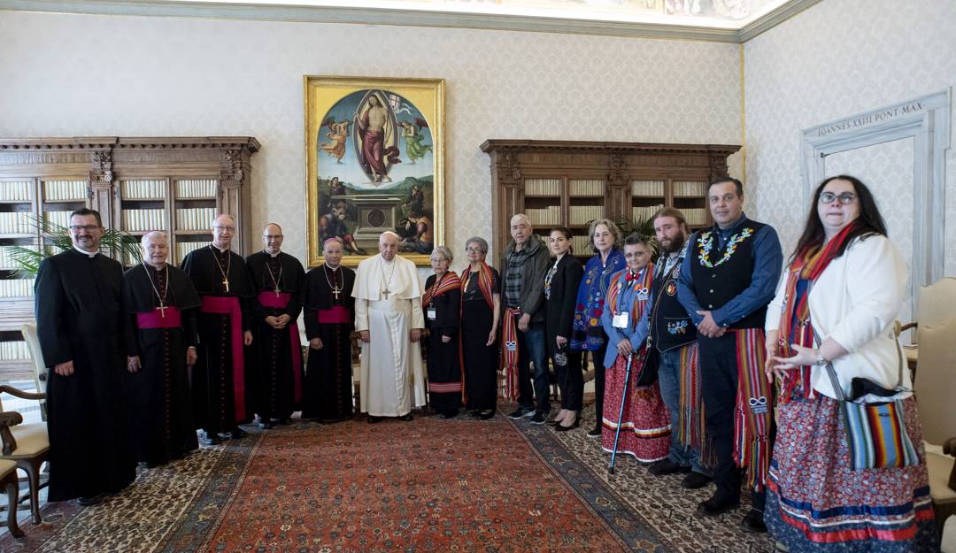 Reunión entre el papa Francisco y comunidades indígenas canadienses. Foto: Getty