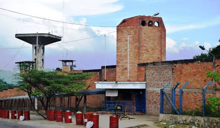 La orden de arresto se extiende a dos funcionarios más.