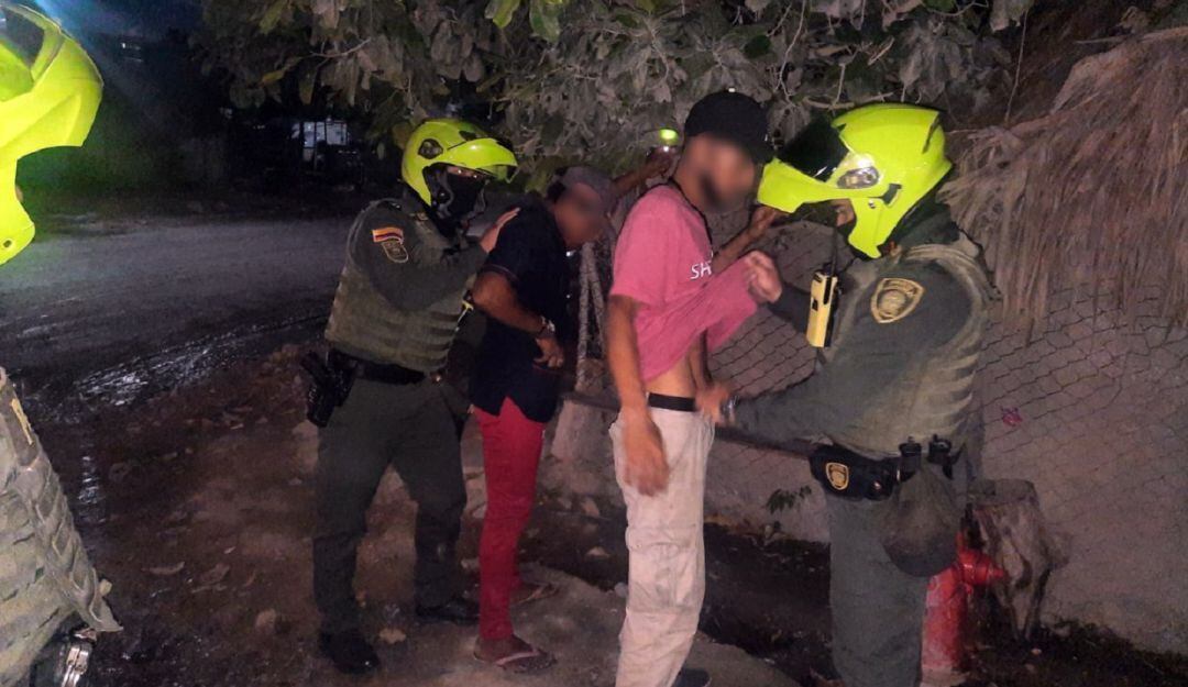 En los operativos se incautaron dos armas de fuego, 118 cortopunzantes y 495 dosis de estupefacientes.