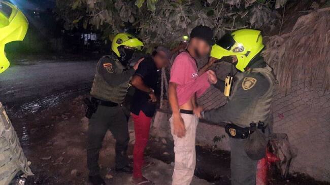 En los operativos se incautaron dos armas de fuego, 118 cortopunzantes y 495 dosis de estupefacientes.