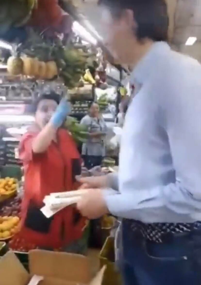 Una de las vendedoras que increpó al exalcalde Daniel Quintero le gritó: "gracias a ti creo más en la derecha". Foto: cortesía.