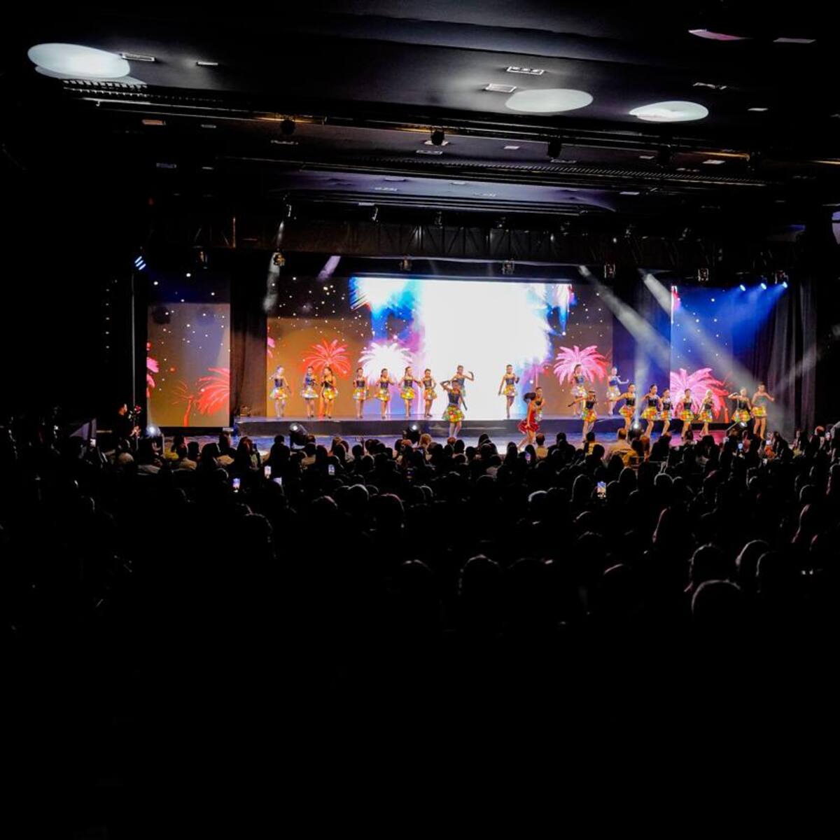 Martina’s Dancing Era: Una noche inolvidable que Iluminó el Club Cartagena con talento y alegría
