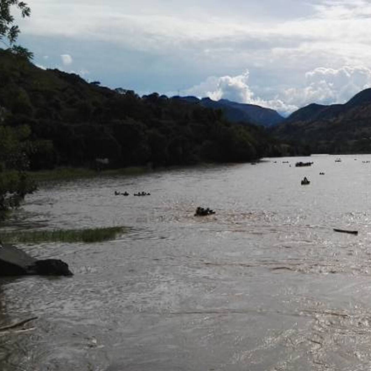 Buscan desesperadamente a un hombre que cayó al río Suárez en Boyacá