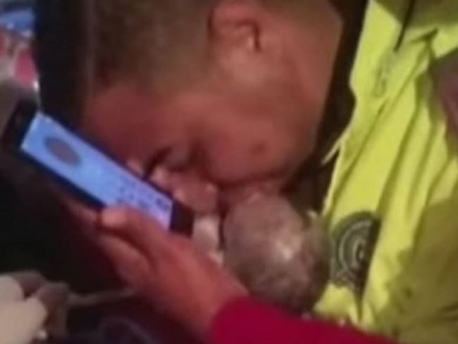 ¡Héroe! Policía salva a recién nacido siguiendo instrucciones por celular