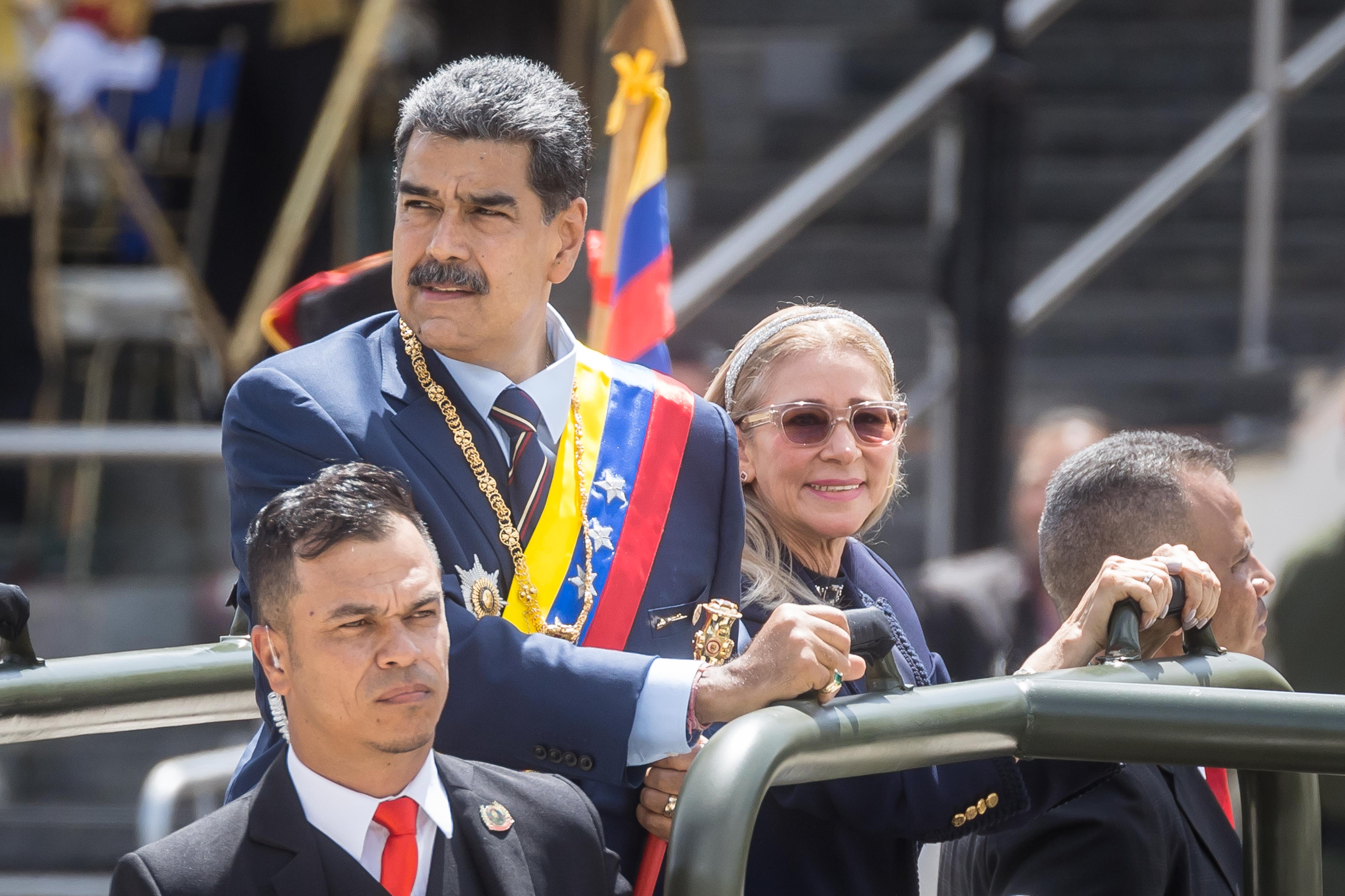 AME9680. CARACAS (VENEZUELA), 05/07/2024.- El presidente de Venezuela Nicolás Maduro (c) participa en la conmemoración de la Declaración de Independencia este viernes, en Caracas (Venezuela). El presidente de Venezuela Nicolás Maduro, afirmó este viernes, cuando faltan 23 días para los comicios presidenciales, que el bastón de mando de comandante en jefe de las Fuerzas Armadas seguirá en "buenas manos" en los años que están por venir y -dijo- "jamás" caerá en manos de un "oligarca".EFE/ Miguel Gutierrez