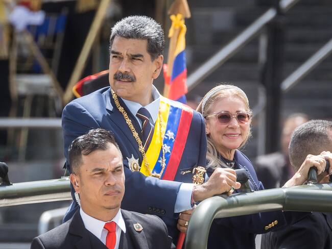 AME9680. CARACAS (VENEZUELA), 05/07/2024.- El presidente de Venezuela Nicolás Maduro (c) participa en la conmemoración de la Declaración de Independencia este viernes, en Caracas (Venezuela). El presidente de Venezuela Nicolás Maduro, afirmó este viernes, cuando faltan 23 días para los comicios presidenciales, que el bastón de mando de comandante en jefe de las Fuerzas Armadas seguirá en &quot;buenas manos&quot; en los años que están por venir y -dijo- &quot;jamás&quot; caerá en manos de un &quot;oligarca&quot;.EFE/ Miguel Gutierrez