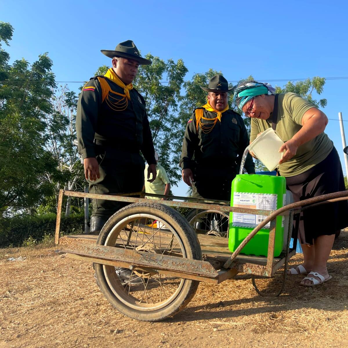 Policía lleva agua potable a comunidad indígena en Bolívar
