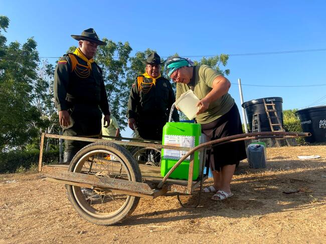 Policía lleva agua potable a comunidad indígena en Bolívar
