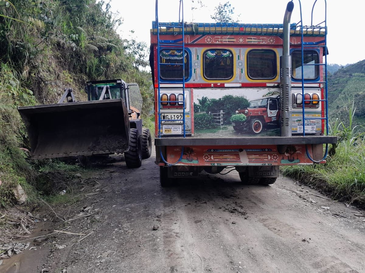Con 8 combos de maquinaria se atienden más de 10 derrumbes presentados en las vías de Caldas
