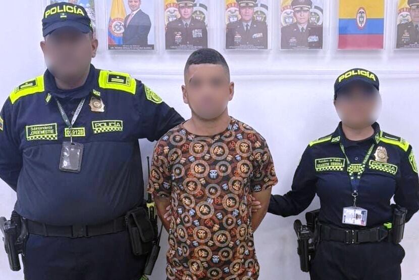 El detenido fue sorprendido en la sala de espera durante controles por parte de los funcionarios de la Estación de Policía del aeropuerto, sobre quien pesaba una orden de captura por el delito de hurto agravado