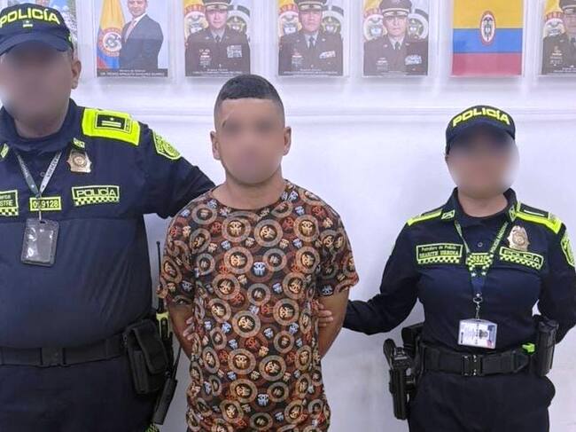 El detenido fue sorprendido en la sala de espera durante controles por parte de los funcionarios de la Estación de Policía del aeropuerto, sobre quien pesaba una orden de captura por el delito de hurto agravado