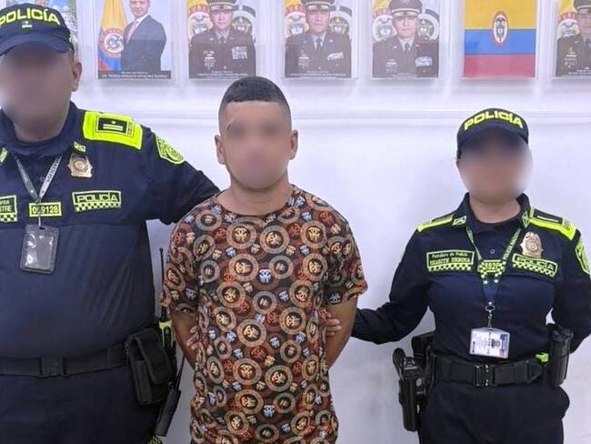 El detenido fue sorprendido en la sala de espera durante controles por parte de los funcionarios de la Estación de Policía del aeropuerto, sobre quien pesaba una orden de captura por el delito de hurto agravado