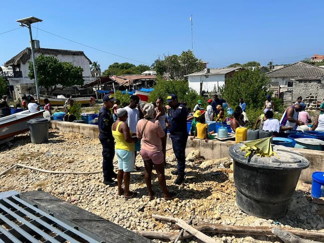 Armada entrega 20 mil galones de agua a comunidad de Bocachica