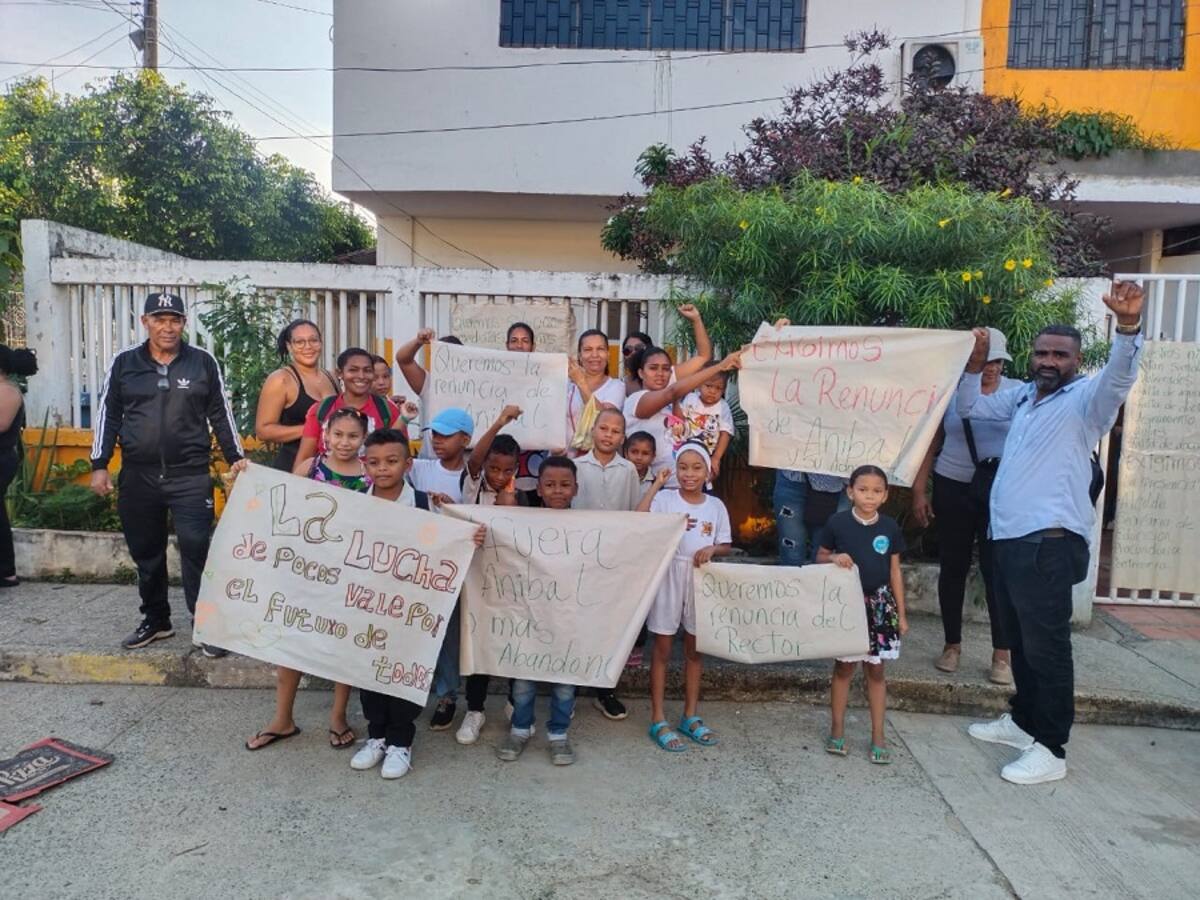 Padres de un colegio en Cartagena protestaron para exigir renuncia del rector