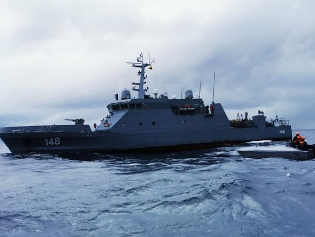 La Armada intercepto un semisumergible cargado con 340 kilogramos de cocaína, en área general de la bocana del Río Naya, Valle del Cauca. 