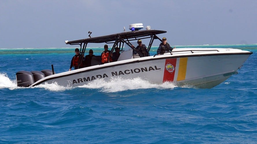 La Armada Nacional informó que ocho personas, entre ellas un menor de edad, fueron rescatados por sus efectivos. Foto: Colprensa