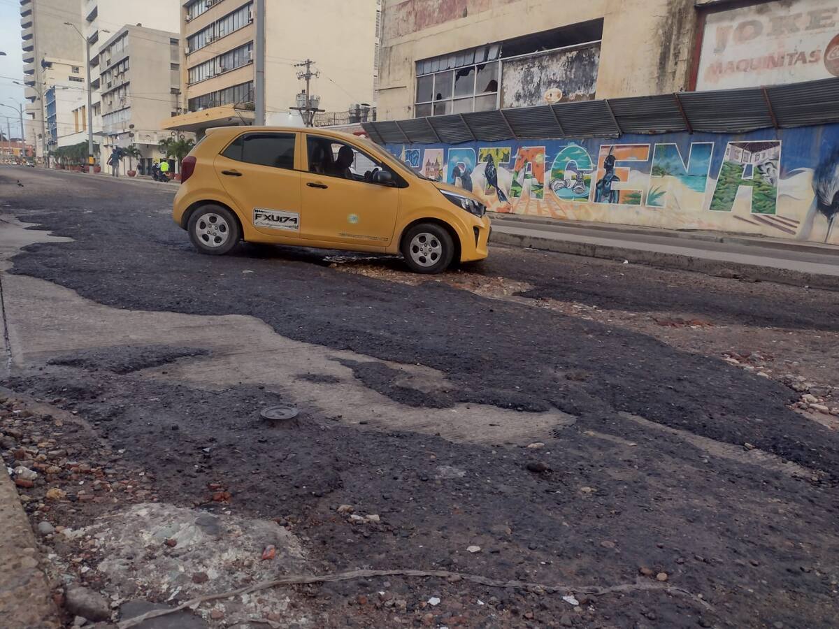 Huecos y más huecos en la Av. Daniel Lemaitre de Cartagena
