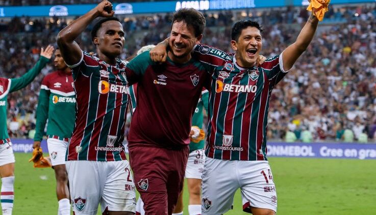 Jhon Arias, Fernando Diniz (técnico de Fluminense) y Germán Cano celebran la clasificación a cuartos de final en la Copa Libertadores / (Photo by Wagner Meier/Getty Images)