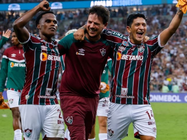 Jhon Arias, Fernando Diniz (técnico de Fluminense) y Germán Cano celebran la clasificación a cuartos de final en la Copa Libertadores / (Photo by Wagner Meier/Getty Images)