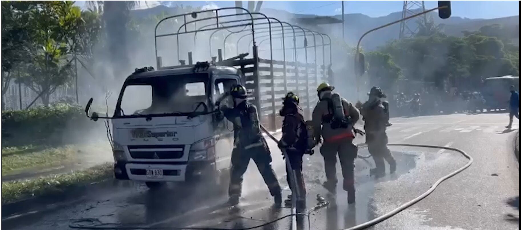 Carro incinerado en Itagüí