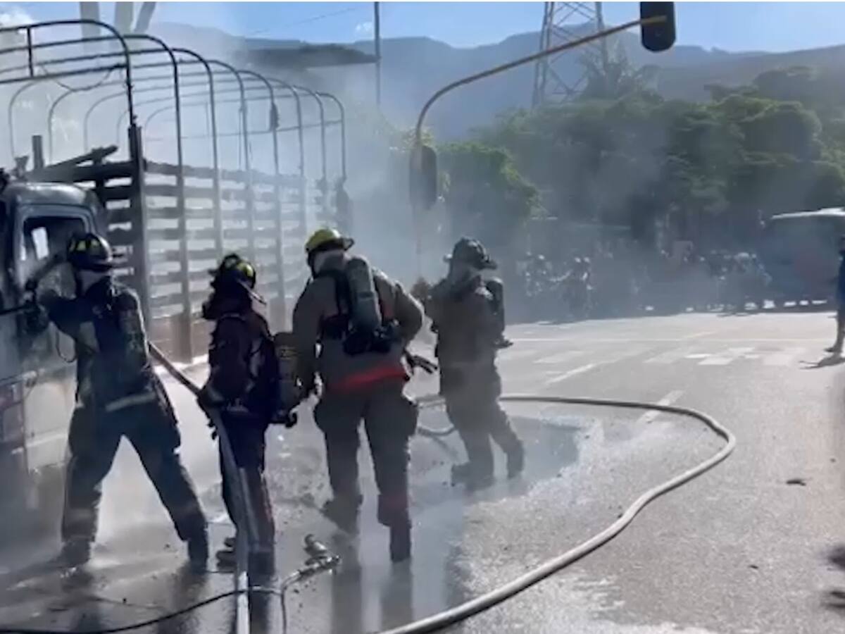 Hombre quemó su motocicleta y cuatro vehículos más, para evitar que se la inmovilizaran