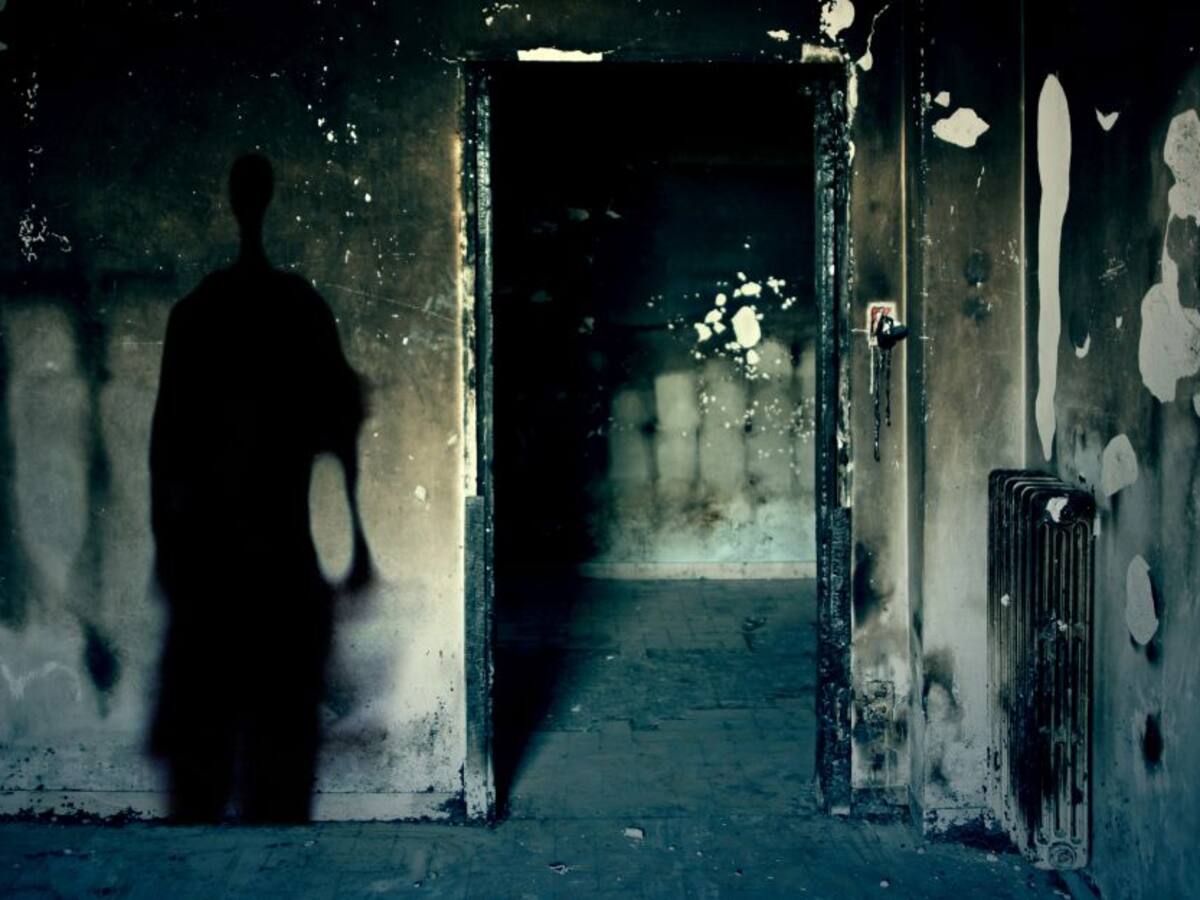 Indonesios que no cumplan cuarentena son encerrados en "casa embrujada"