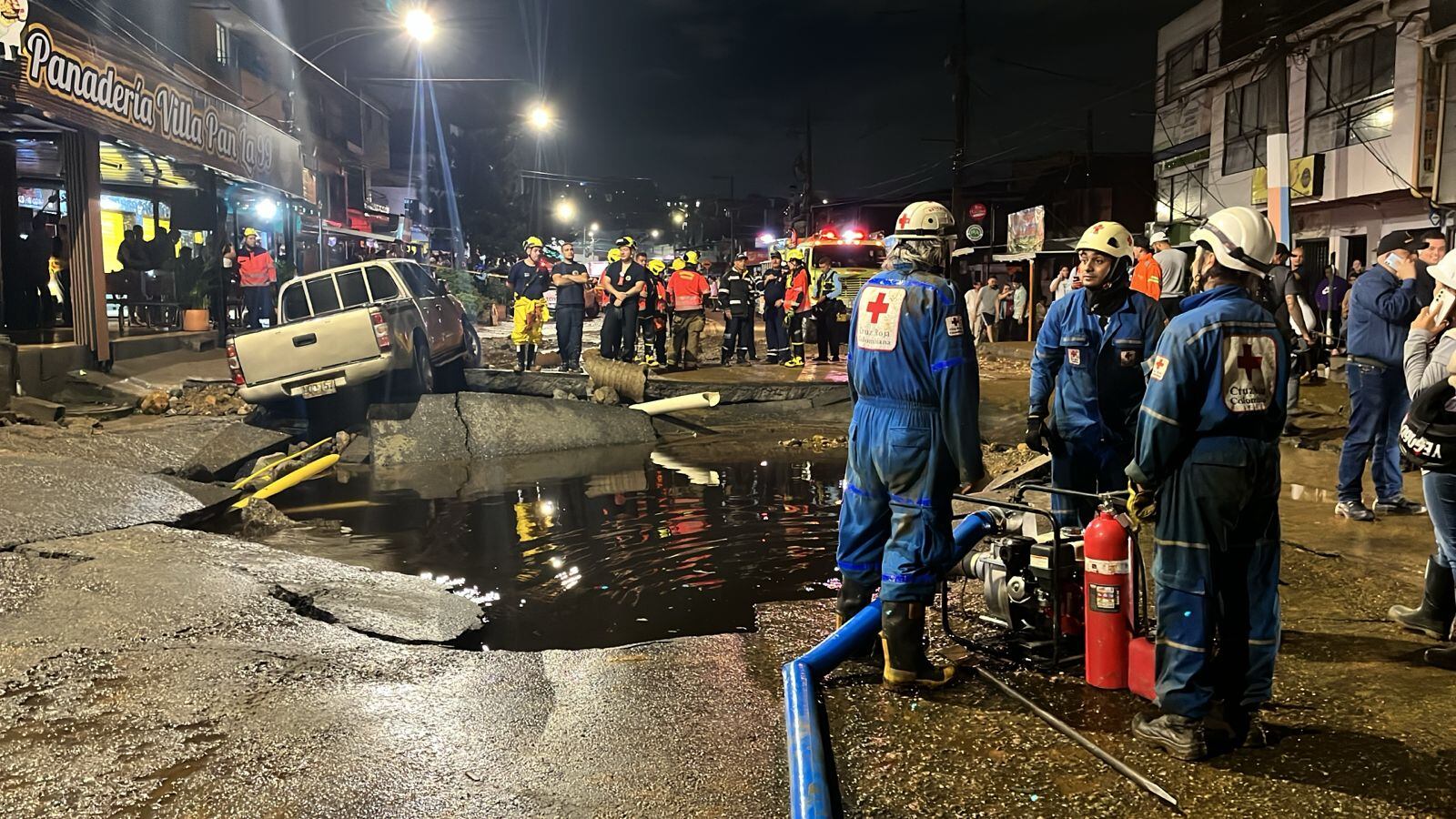 Inundaciones y daños en Santa Cruz, nororiente de Medellín, por ruptura de tubo madre