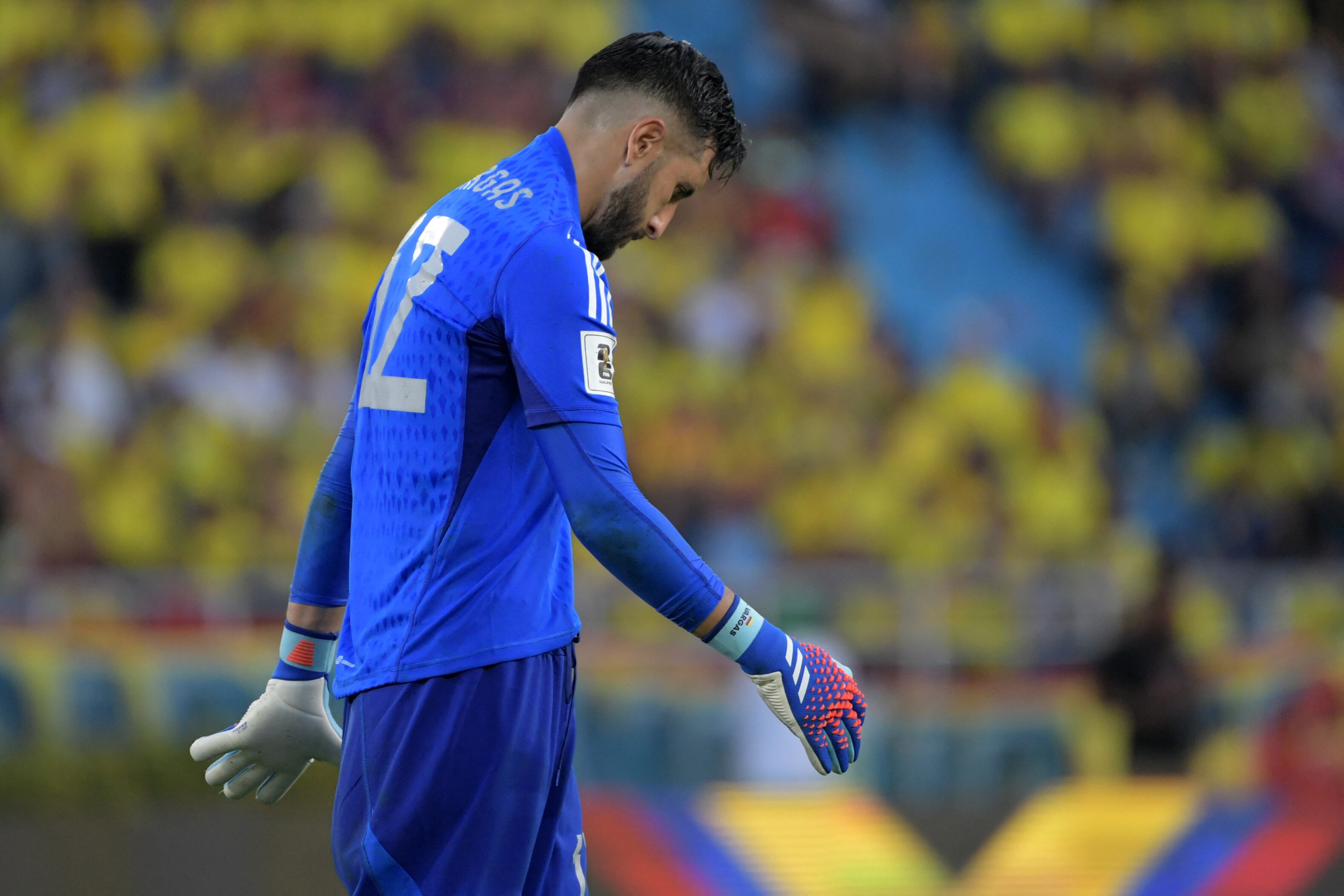Camilo Vargas, portero de la Selección Colombia, en el momento que se marcha expulsado del partido. (Photo by RAUL ARBOLEDA/AFP via Getty Images)