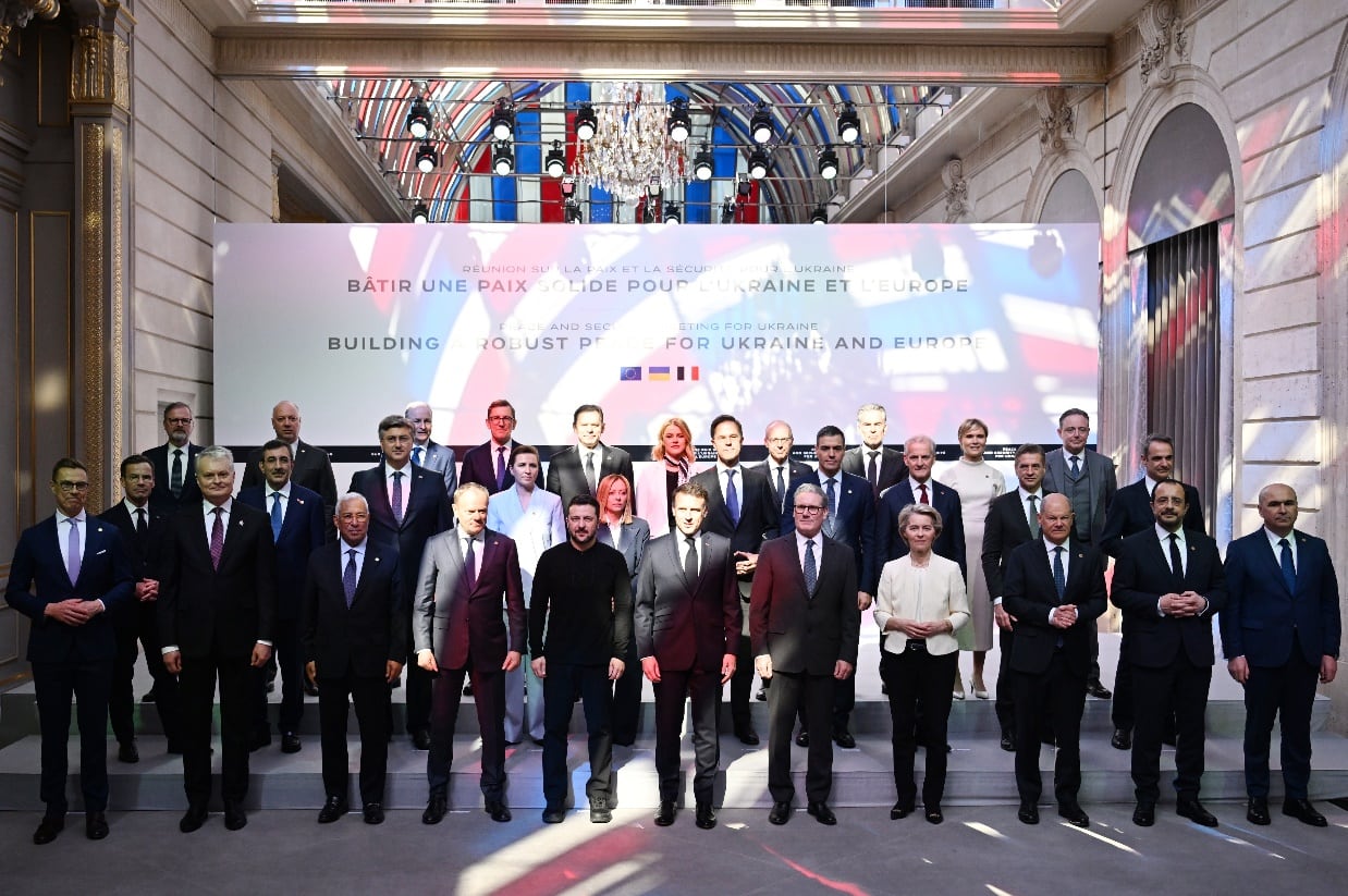 PARÍS (FRANCIA), 27/03/2025.- Fotografía de familia de los jefes de Estado y de Gobierno en la cumbre de París (Francia) este jueves, donde la "coalición de voluntarios" para apoyar la seguridad de Ucrania celebra una nueva reunión convocada por el presidente francés, Emmanuel Macron (c), y con la participación del ucraniano, Volodímir Zelenski (c-i).- EFE/ Borja Puig de la Bellacasa/Pool Moncloa SOLO USO EDITORIAL/SOLO DISPONIBLE PARA ILUSTRAR LA NOTICIA QUE ACOMPAÑA (CRÉDITO OBLIGATORIO)