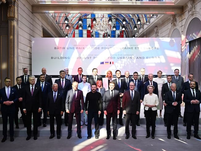 PARÍS (FRANCIA), 27/03/2025.- Fotografía de familia de los jefes de Estado y de Gobierno en la cumbre de París (Francia) este jueves, donde la "coalición de voluntarios" para apoyar la seguridad de Ucrania celebra una nueva reunión convocada por el presidente francés, Emmanuel Macron (c), y con la participación del ucraniano, Volodímir Zelenski (c-i).- EFE/ Borja Puig de la Bellacasa/Pool Moncloa SOLO USO EDITORIAL/SOLO DISPONIBLE PARA ILUSTRAR LA NOTICIA QUE ACOMPAÑA (CRÉDITO OBLIGATORIO)