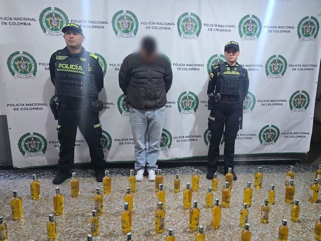 Capturan a hombre con 48 botellas de licor presuntamente adulterado en Bogotá