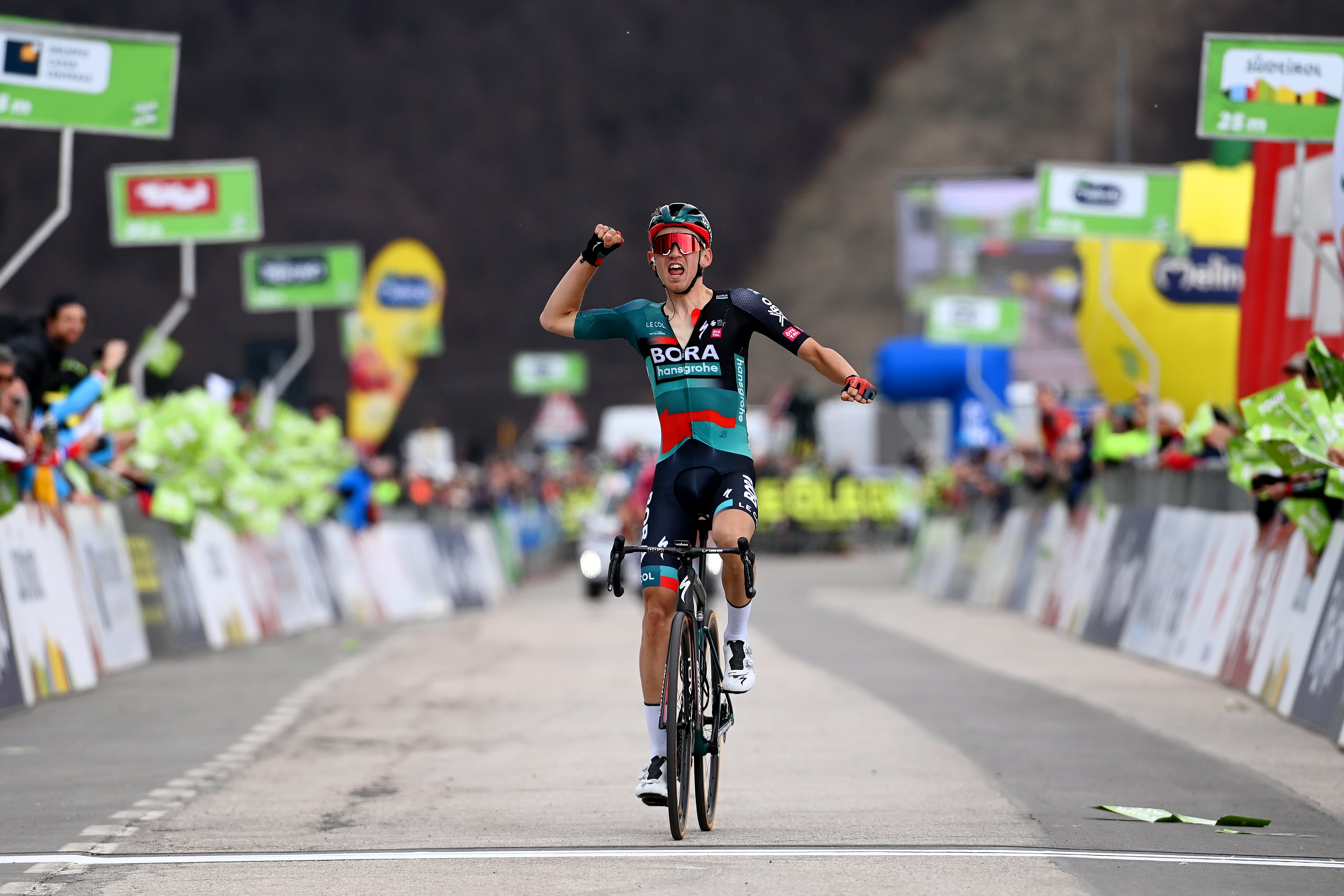 Lennard Kämna celebra la victoria en la tercera etapa del Tour de Los Alpes. (Photo by Tim de Waele/Getty Images)