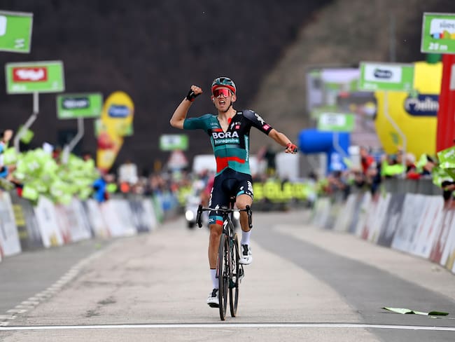 Lennard Kämna celebra la victoria en la tercera etapa del Tour de Los Alpes. (Photo by Tim de Waele/Getty Images)