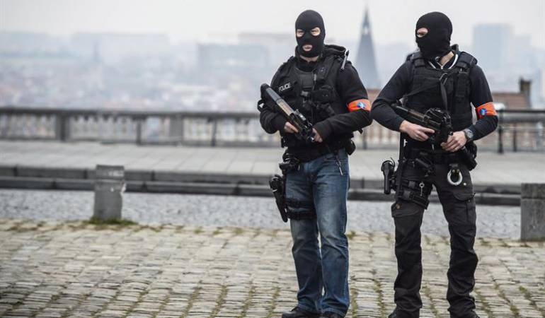 Policías enmascarados vigilan delante del tribunal donde compareció  Abdeslam, señalado por los atentados en París.