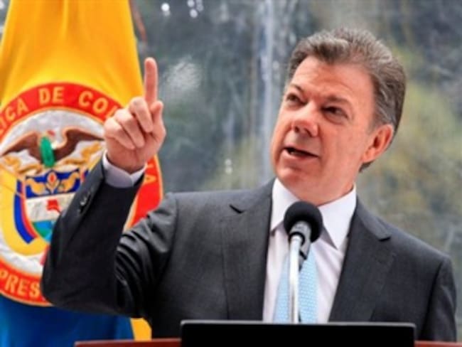 Sube ocho puntos imagen del presidente Santos: Gallup