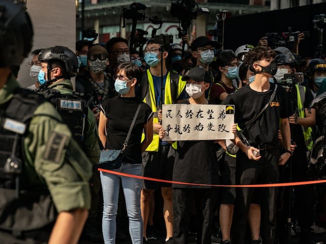 Hongkoneses protestan contra postergación de elecciones