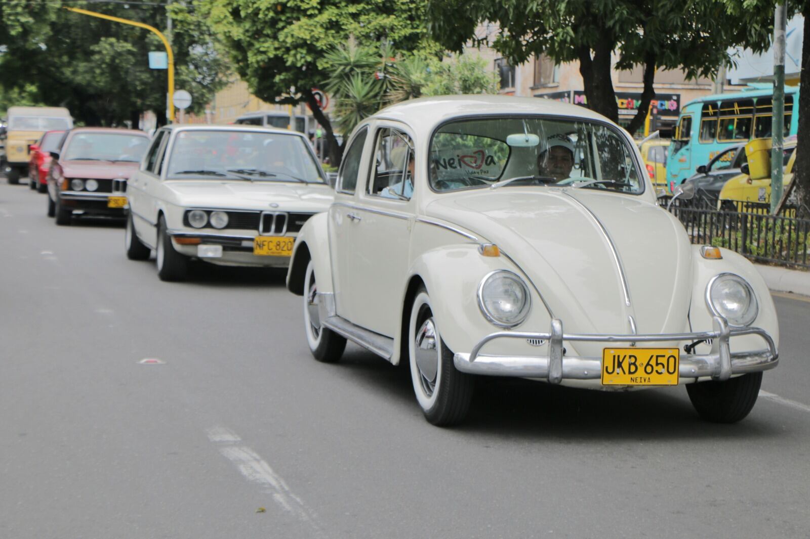 carros clásicos y antiguos desfilaron por vías de Neiva.