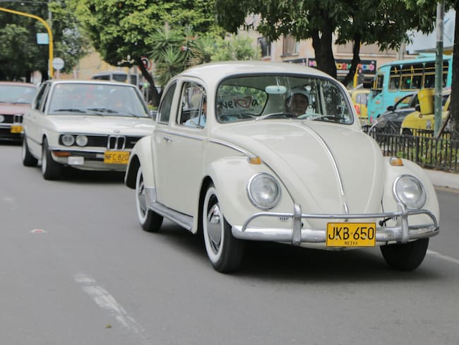 carros clásicos y antiguos desfilaron por vías de Neiva.