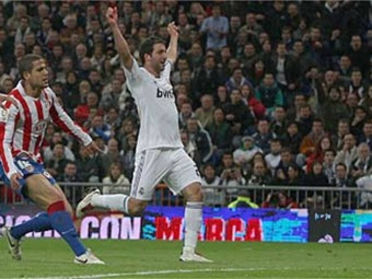 El Madrid conserva el liderato tras superar la prueba del Atlético