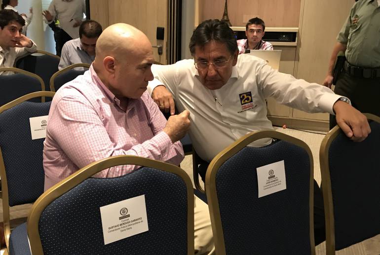 El Fiscal General de la Nación, Néstor Humberto Martínez, cuando dialogaba con el director seccional de Fiscalías en el Magdalena, Vicente Guzmán. /FOTO CARACOL RADIO 