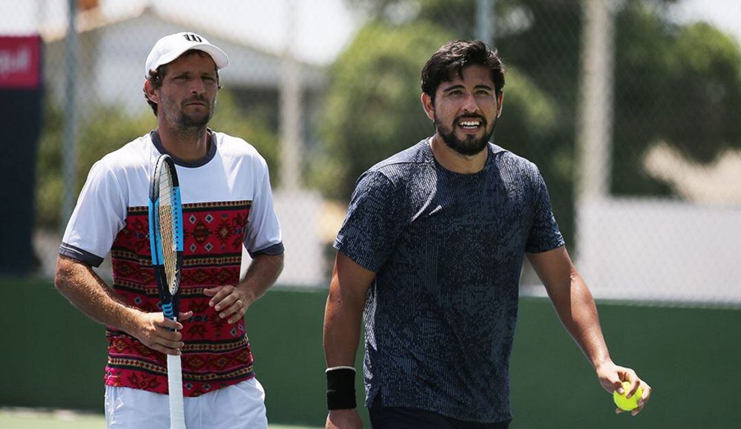 Nicolás Barrientos (izquierda) y Sergio Galdós (derecha), campeones del ATP Challenger de Salinas en la modalidad de dobles