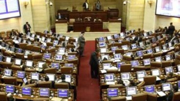 Gobierno defiende prima y dice que no actúa bajo presión de redes sociales