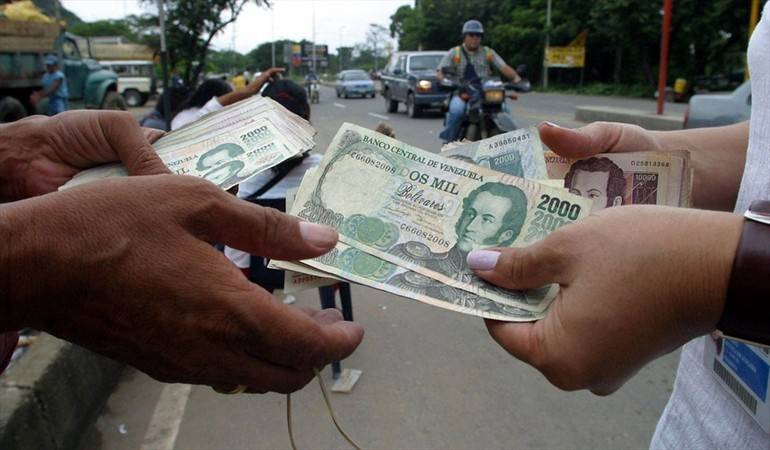 Venta de bolívares en las calles.