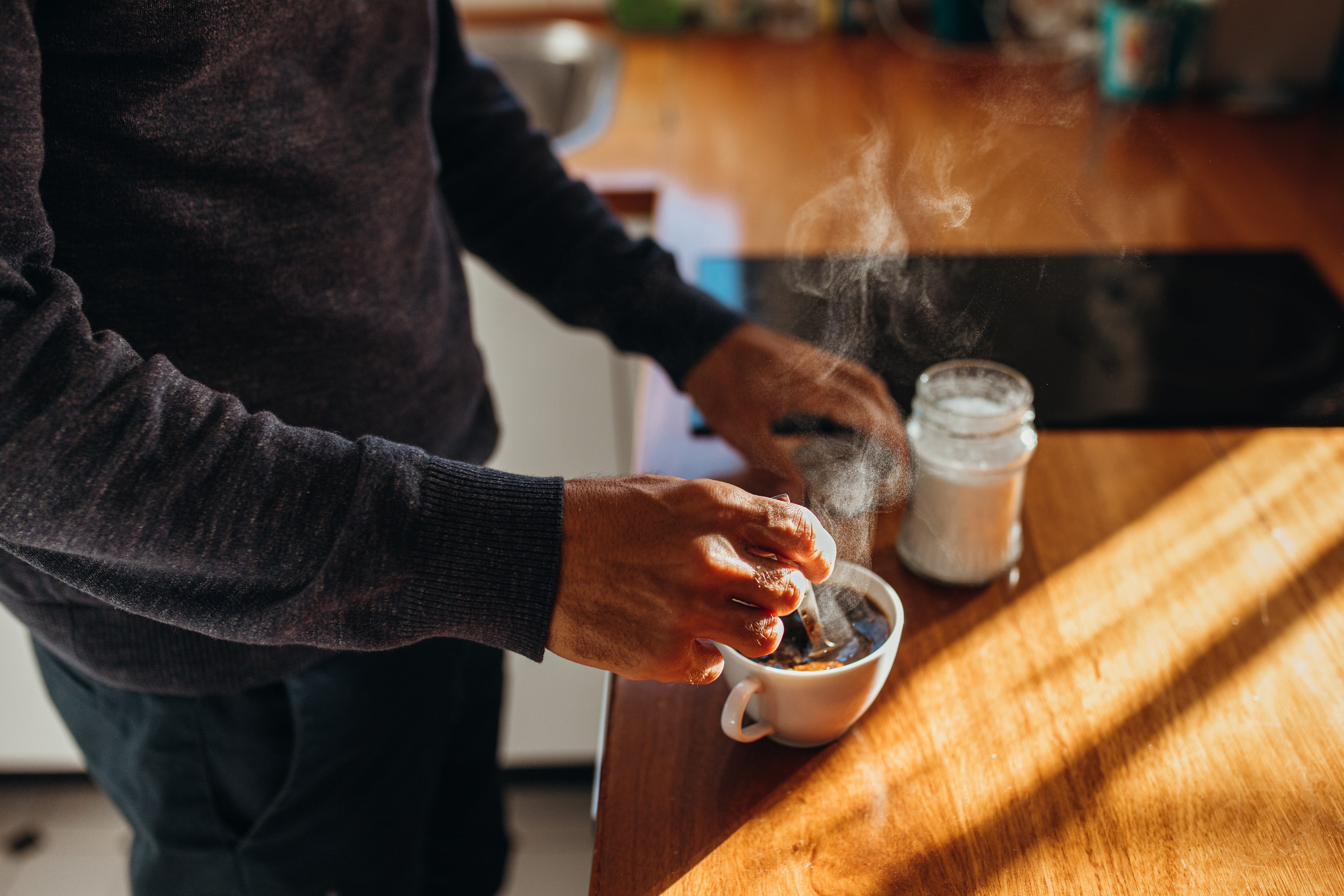 Persona preparando una taza de café (Foto vía Getty Images)