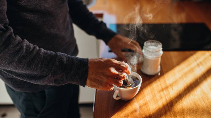 Persona preparando una taza de café (Foto vía Getty Images)