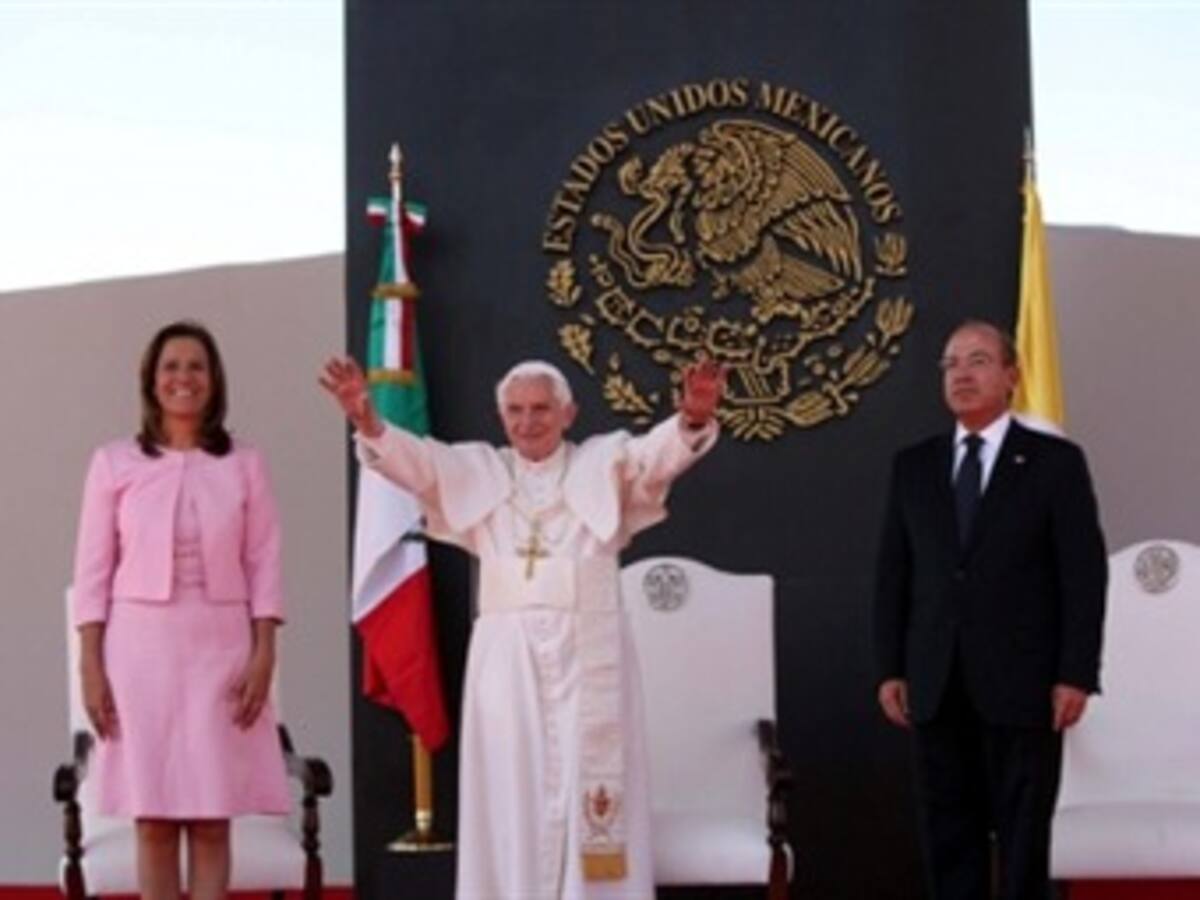 ‘Me siento muy feliz de estar aquí’, dijo Benedicto XVI al llegar a México
