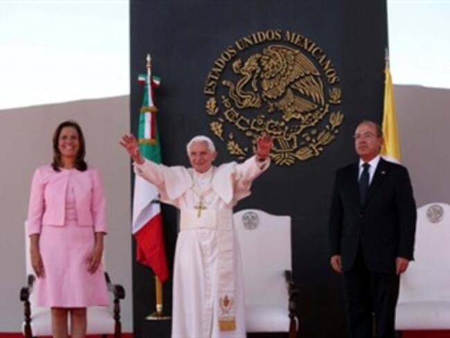 ‘Me siento muy feliz de estar aquí’, dijo Benedicto XVI al llegar a México