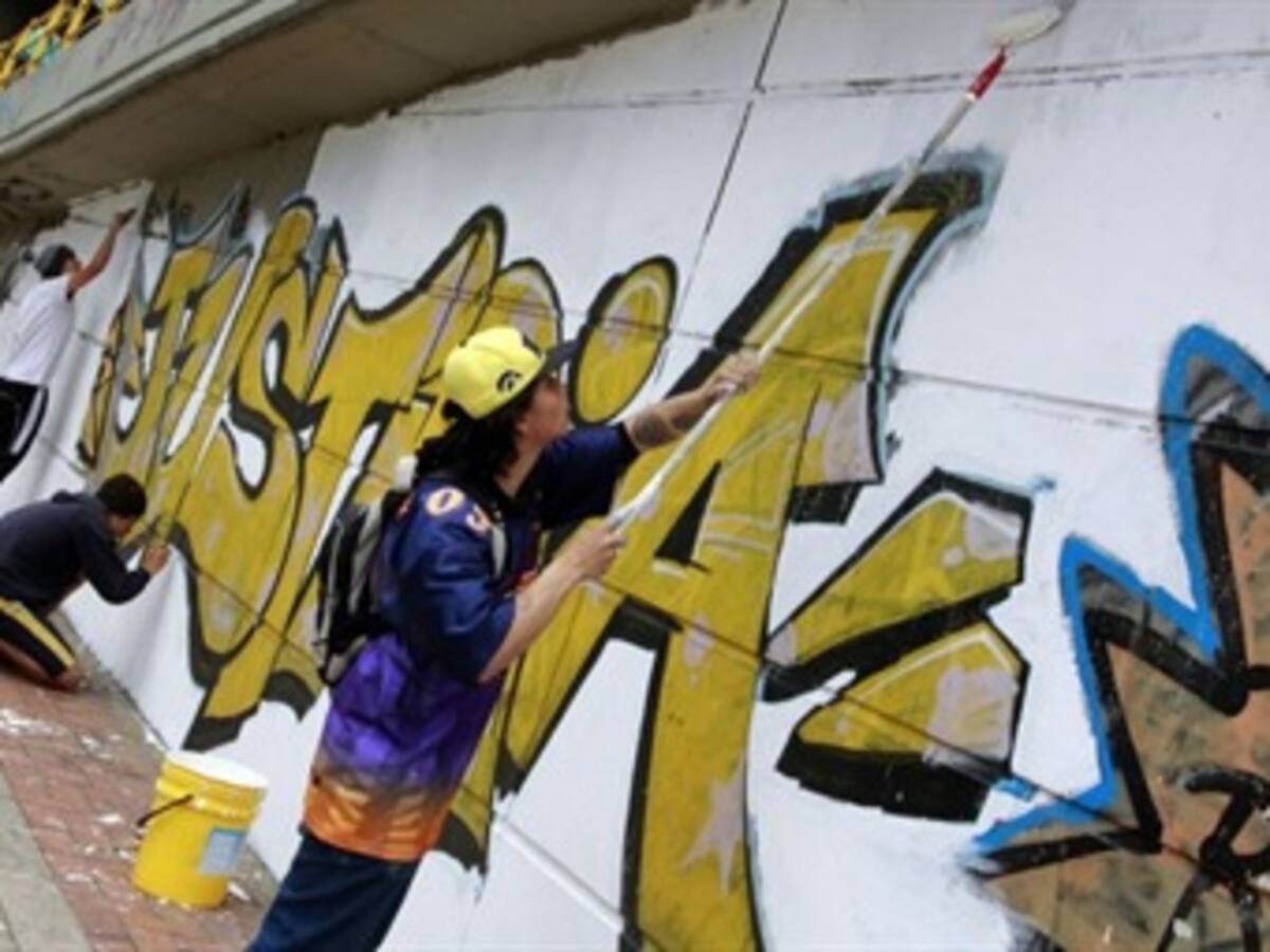 Critican a Policía por escoltar a Justin Bieber cuando hacía grafitis