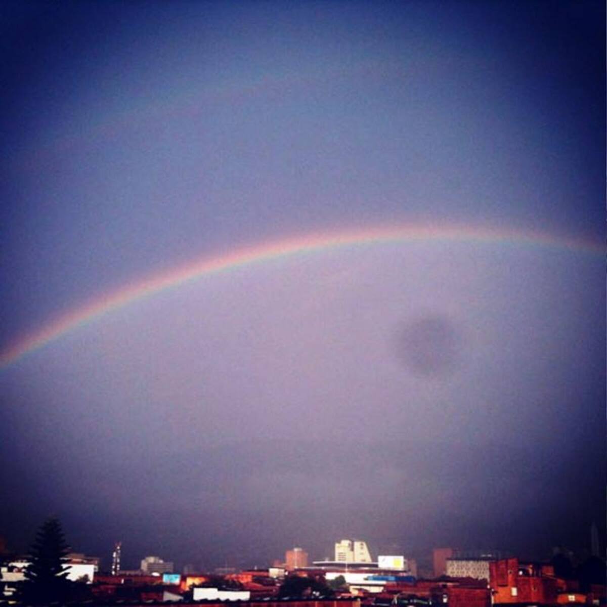 “Un domingo lluvioso y con arco iris en mi ciudad Medellín”. Por Viviana Restrepo.